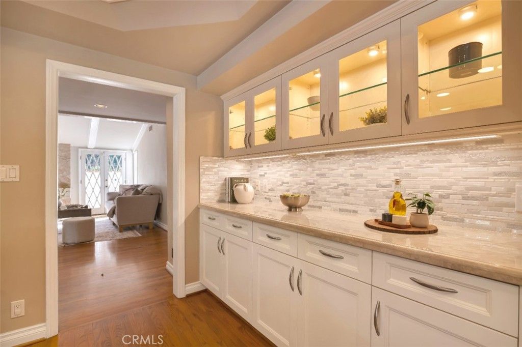 Image 14 of property listing at 4200 Gayle Drive, Tarzana, CA 91356