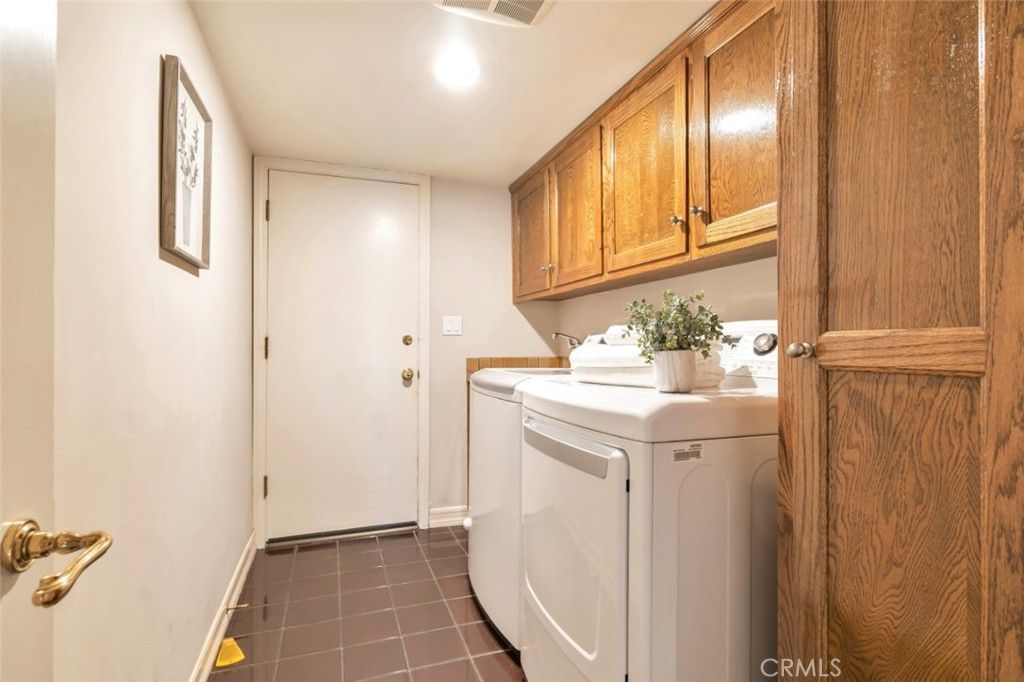 Image 26 of property listing at 4200 Gayle Drive, Tarzana, CA 91356