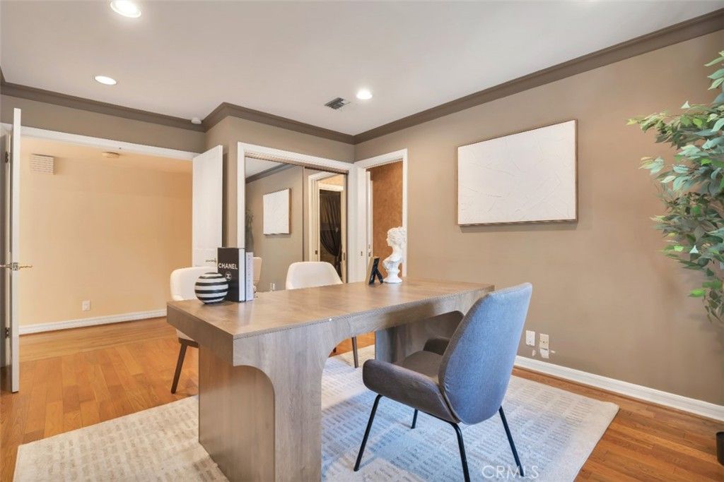 Image 28 of property listing at 4200 Gayle Drive, Tarzana, CA 91356