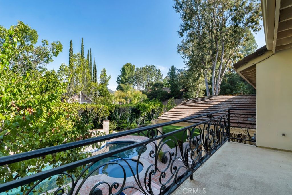Image 33 of property listing at 4200 Gayle Drive, Tarzana, CA 91356
