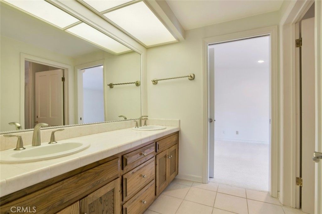 Image 37 of property listing at 4200 Gayle Drive, Tarzana, CA 91356