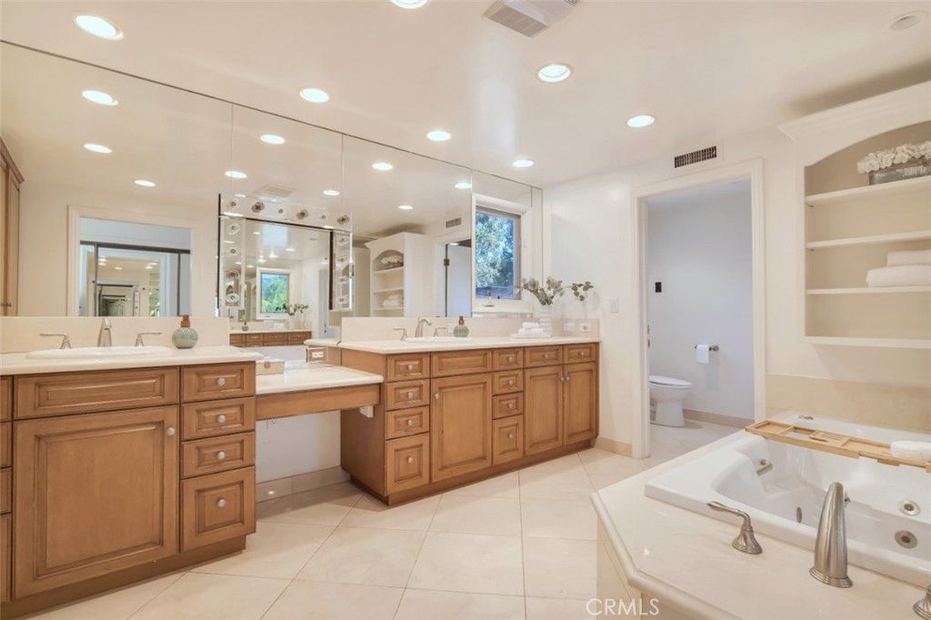 Image 46 of property listing at 4200 Gayle Drive, Tarzana, CA 91356