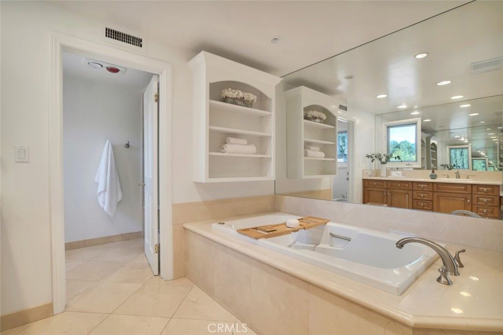 Image 47 of property listing at 4200 Gayle Drive, Tarzana, CA 91356