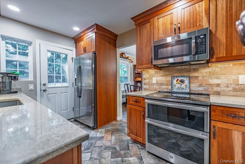2 Charles Avenue, Huntington, NY 11743 — photo 4