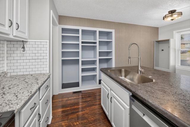 1207 Holly Drive, Norwalk, IA 50211
