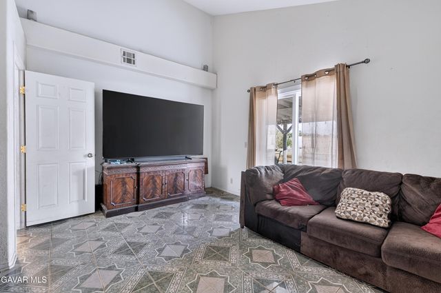834 E Avenue J6, Lancaster, CA 93535
