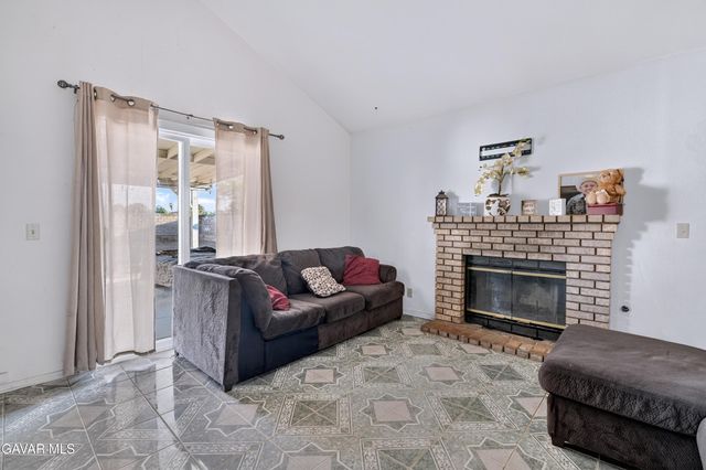 834 E Avenue J6, Lancaster, CA 93535