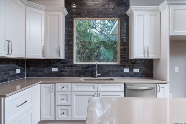 153 Spotted Horse Trail, Bandera, TX 78003
