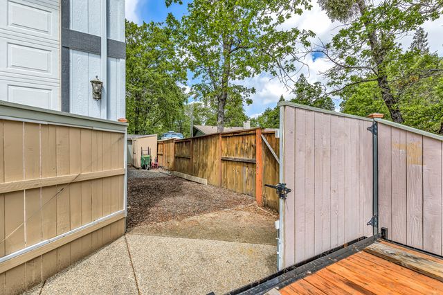 8 Falling Leaf Lane, Eagle Point, OR 97524