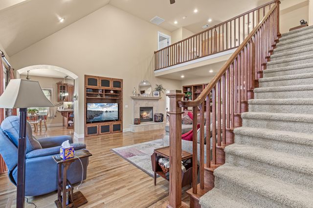 8 Falling Leaf Lane, Eagle Point, OR 97524