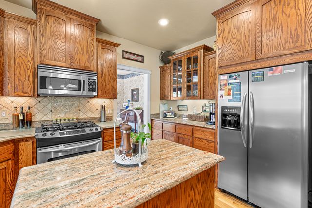 8 Falling Leaf Lane, Eagle Point, OR 97524