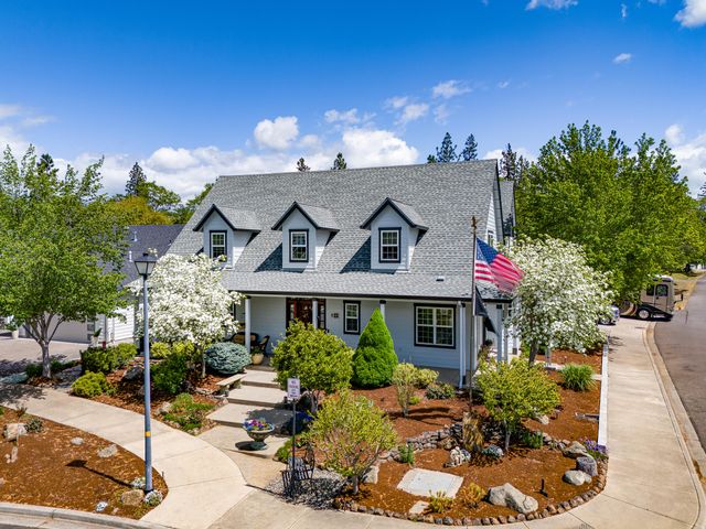 8 Falling Leaf Lane, Eagle Point, OR 97524