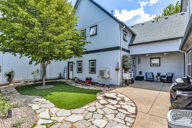 8 Falling Leaf Lane, Eagle Point, OR 97524