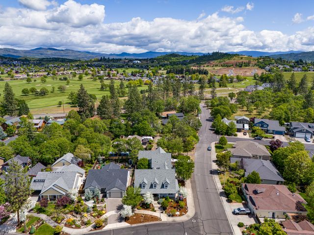 8 Falling Leaf Lane, Eagle Point, OR 97524