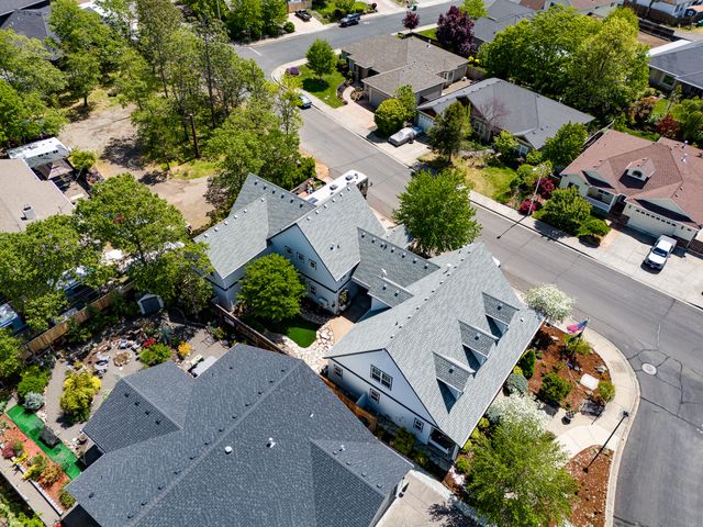 8 Falling Leaf Lane, Eagle Point, OR 97524