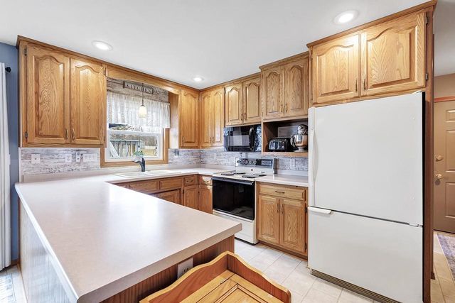 2277 REDPEPPER TRAIL, Suamico, WI 54313