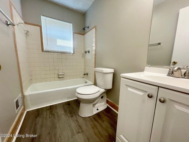 2004 Goldsmith Ln 3, Louisville, KY 40218