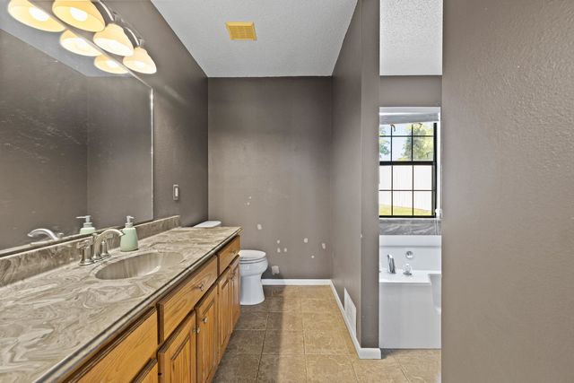 1641 W Lake Gladewater, Gladewater, TX 75647