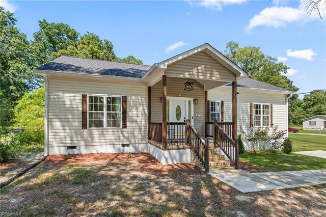 920 Fairway Avenue, Thomasville, NC 27360