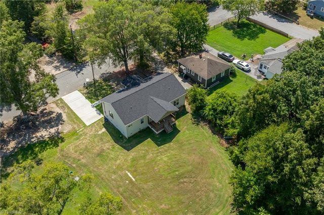 920 Fairway Avenue, Thomasville, NC 27360