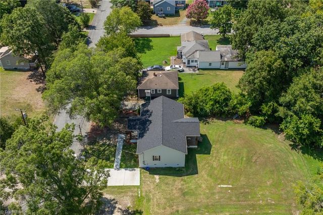 920 Fairway Avenue, Thomasville, NC 27360