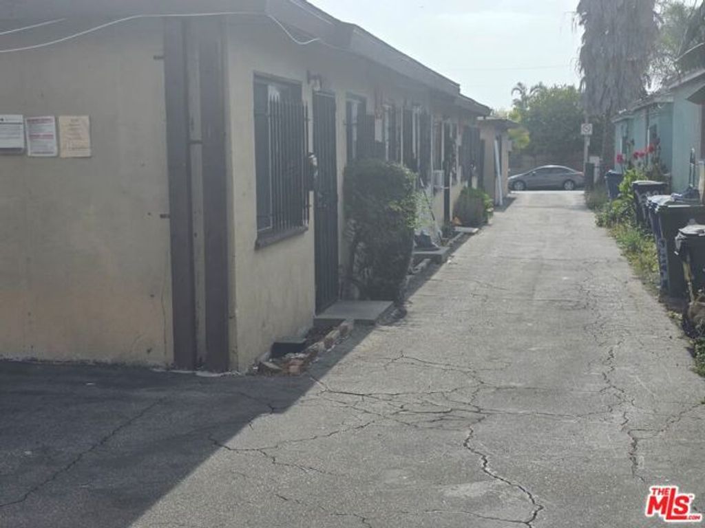 6021 11th Avenue, Los Angeles, CA 90043