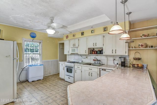 43 Center Avenue, Leonardo, NJ 07737