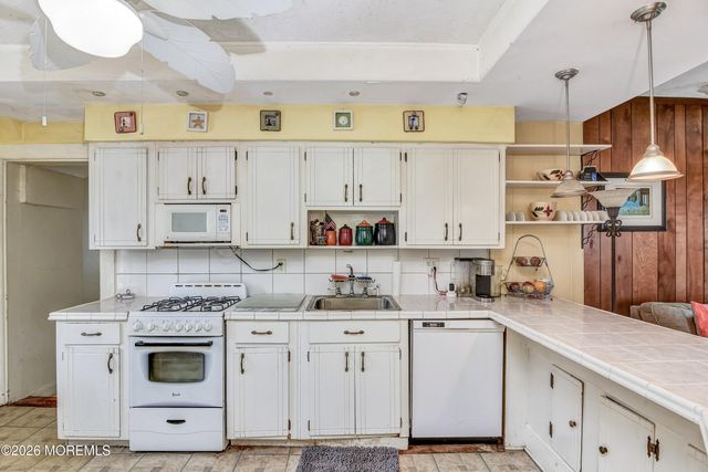 43 Center Avenue, Leonardo, NJ 07737
