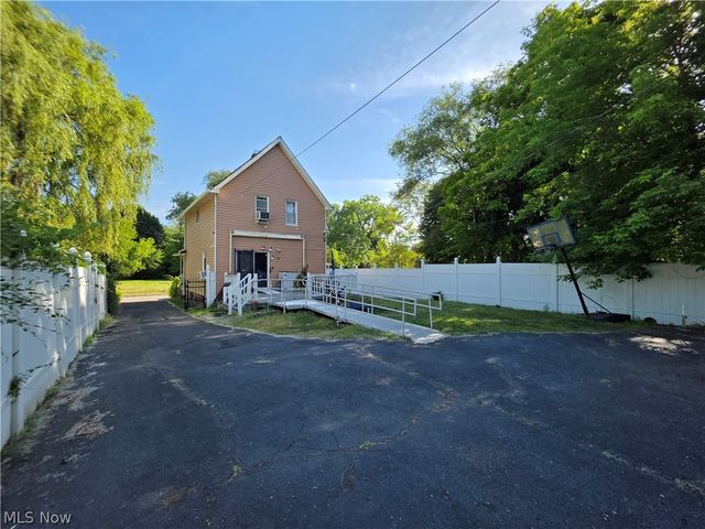 8817 Blaine Avenue, Cleveland, OH 44106