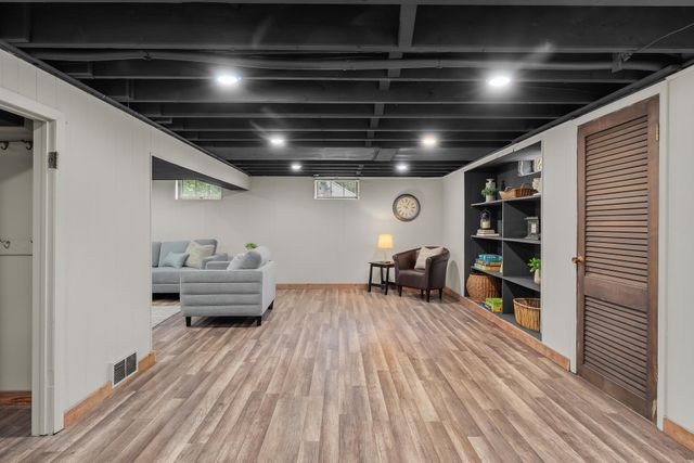 7650 Stillwater Way N, Oakdale, MN 55128