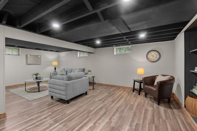 7650 Stillwater Way N, Oakdale, MN 55128