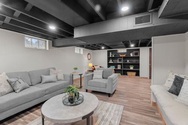 7650 Stillwater Way N, Oakdale, MN 55128