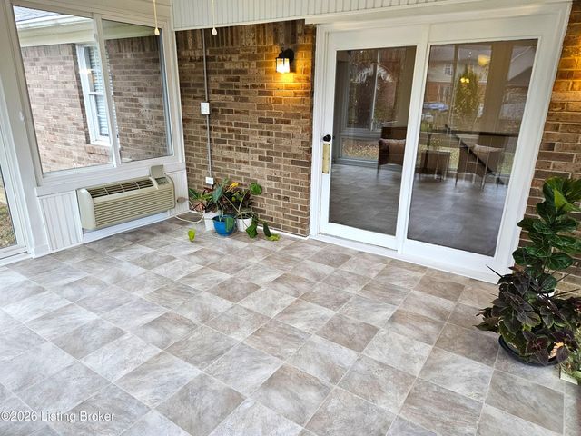 7204 Ben Franklin Ct, Louisville, KY 40214