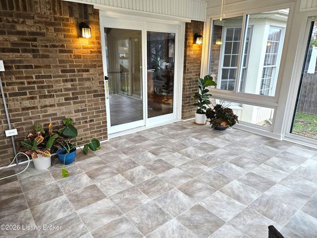 7204 Ben Franklin Ct, Louisville, KY 40214