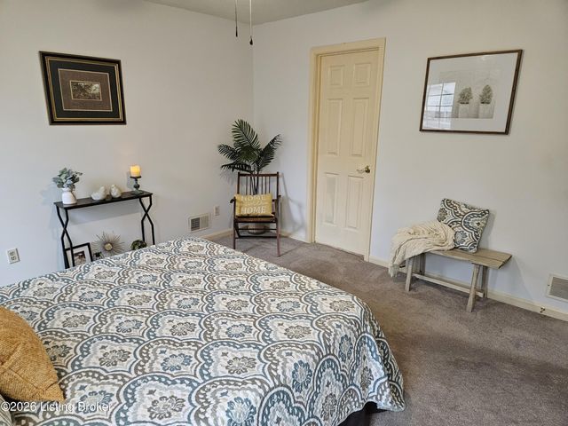 7204 Ben Franklin Ct, Louisville, KY 40214