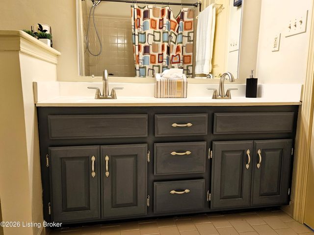 7204 Ben Franklin Ct, Louisville, KY 40214