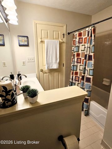 7204 Ben Franklin Ct, Louisville, KY 40214