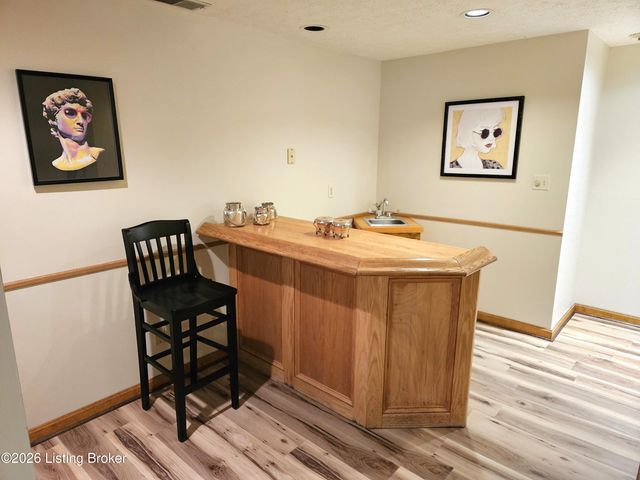 7204 Ben Franklin Ct, Louisville, KY 40214