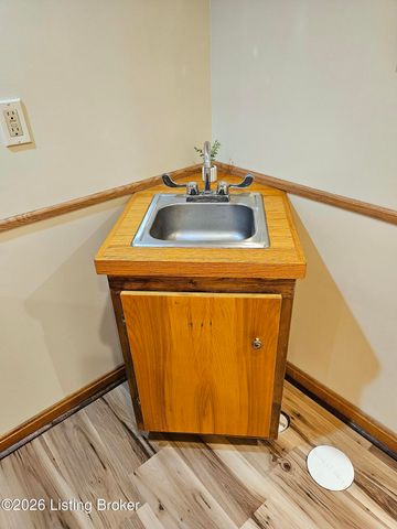 7204 Ben Franklin Ct, Louisville, KY 40214