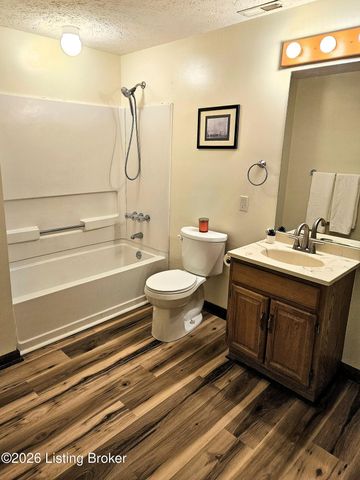 7204 Ben Franklin Ct, Louisville, KY 40214