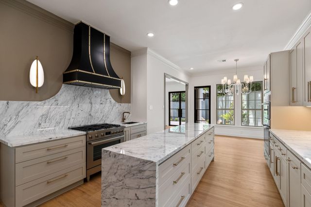 74 Briar Hollow Lane, Houston, TX 77027