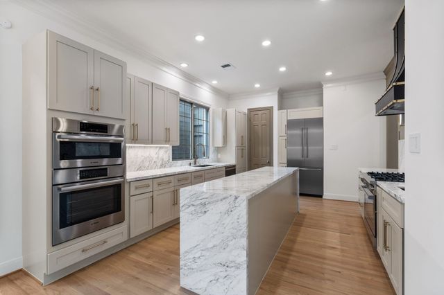 74 Briar Hollow Lane, Houston, TX 77027