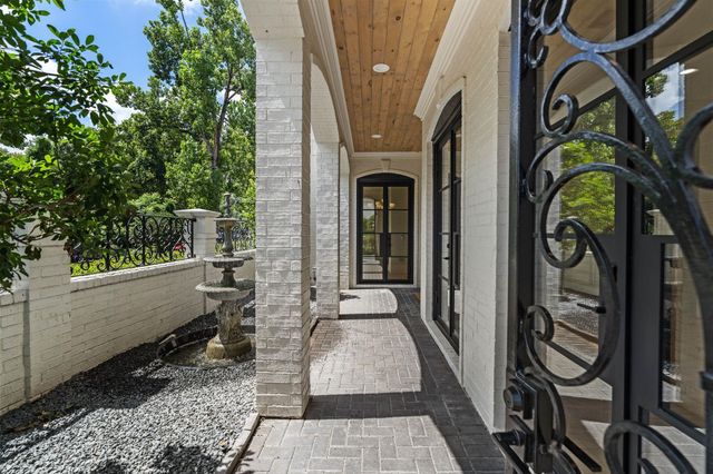 74 Briar Hollow Lane, Houston, TX 77027