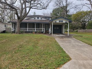 607 Winding Way Street, Lake Jackson, TX 77566