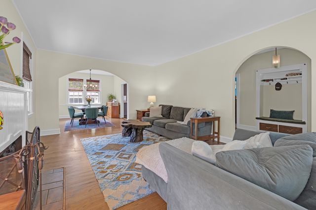 9150 S Hoyne Avenue, Chicago, IL 60643