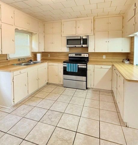 416 N Tinsley St Street, Angleton, TX 77515