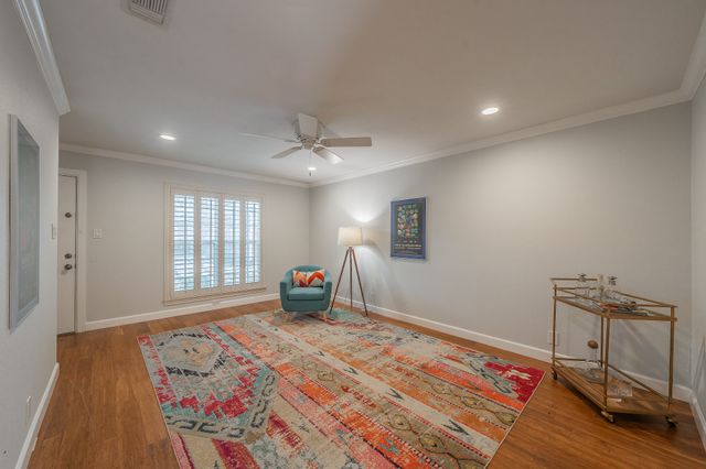 913 Roaring Springs Road, Fort Worth, TX 76114