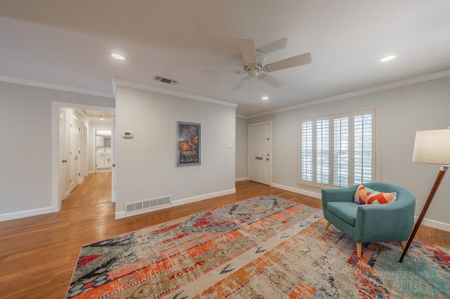 913 Roaring Springs Road, Fort Worth, TX 76114