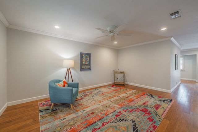 913 Roaring Springs Road, Fort Worth, TX 76114