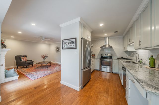 913 Roaring Springs Road, Fort Worth, TX 76114